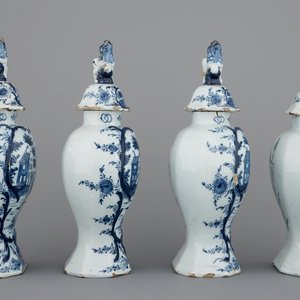 Een set van 4 blauw-witte Delftse dekselvazen met jachtscènes, 18e eeuw — foto 4