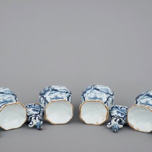 Een set van 4 blauw-witte Delftse dekselvazen met jachtscènes, 18e eeuw — foto 7