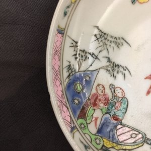 Een set van 4 Chinese famille rose koppen en schotels, Yongzheng/Qianlong — foto 18