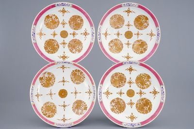 Een set van 4 grote Chinese famille rose schotels, Qianlong, 18e eeuw