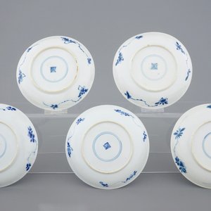 Een set van 5 blauw-witte bordjes met bloemenmanden, Kangxi — foto 2