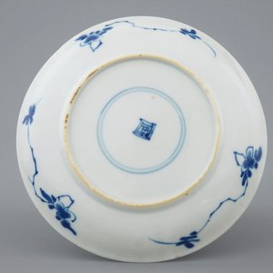 Een set van 5 blauw-witte bordjes met bloemenmanden, Kangxi — foto 4