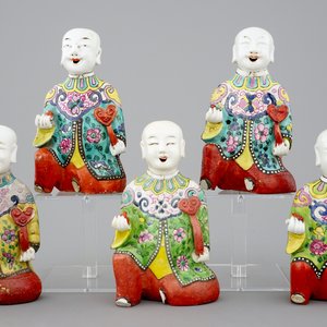 Een set van 5 Chinese famille rose figuren van lachende jongens, 19e eeuw — foto 1