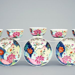 Een set van 5 Chinese famille rose koppen en 3 schotels met decor van tabaksbladeren, Qianlong, 18e eeuw — foto 1