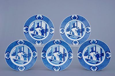 Een set van 5 grote blauw-witte Chinese borden met Chenghua 6-karaktermerk, Kangxi