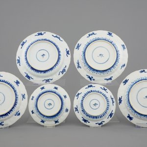 Een set van 6 blauw-witte Chinese borden met floraal decor, Kangxi, 18e eeuw — foto 2