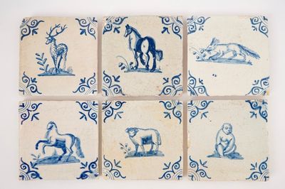 Een set van 6 blauw-witte Delftse tegels met dieren, 17e eeuw