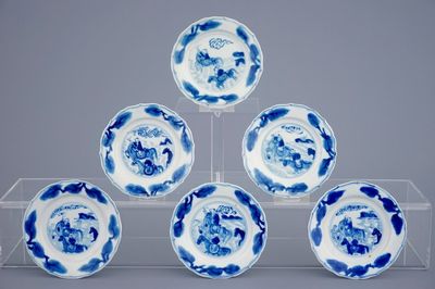 Een set van 6 Chinese blauw-witte schoteltjes met ruiters te paard, Kangxi