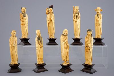 Een set van 8 Chinese ivoren figuren van onsterfelijken op houten sokkels, 19e eeuw