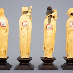 Een set van 8 Chinese ivoren figuren van onsterfelijken op houten sokkels, 19e eeuw — foto 8