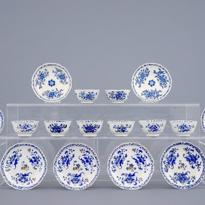 Een set van 8 Chinese overglazuur blauw en vergulde kop en schotels, Yongzheng, 1723-1735 — foto 1