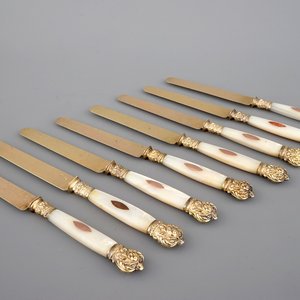 Een set van 8 Franse Vieillard zilver messen met parelmoer heft, 19e eeuw — foto 1