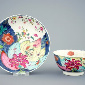 Een set van 8 grote Chinese famille rose koppen en 6 schotels met decor van tabaksbladeren, Qianlong, 18e eeuw — foto 2