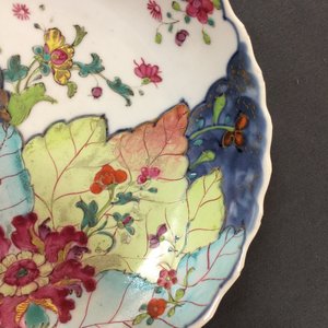 Een set van 8 grote Chinese famille rose koppen en 6 schotels met decor van tabaksbladeren, Qianlong, 18e eeuw — foto 9