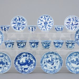 Een set van 9 Chinese blauw-witte porseleinen koppen en schotels, Kangxi — foto 1