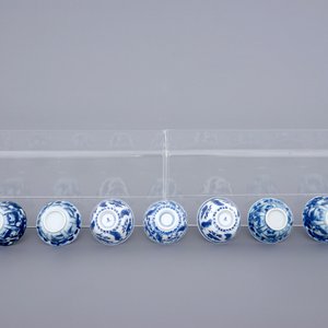 Een set van 9 Chinese blauw-witte porseleinen koppen en schotels, Kangxi — foto 9