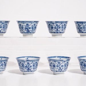 Een set van acht Chinese blauw-witte koppen en schotels, 19e eeuw — foto 4