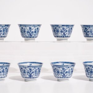 Een set van acht Chinese blauw-witte koppen en schotels, 19e eeuw — foto 5