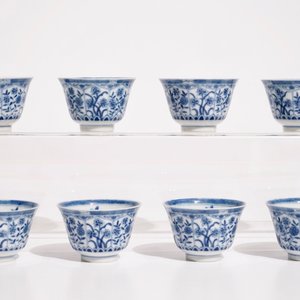 Een set van acht Chinese blauw-witte koppen en schotels, 19e eeuw — foto 7