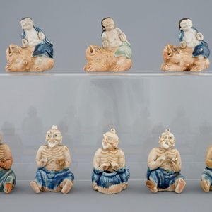 Een set van acht onsterfelijken in deels geglazuurde biscuit, Qianlong, 18e eeuw — foto 2