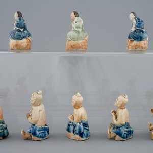 Een set van acht onsterfelijken in deels geglazuurde biscuit, Qianlong, 18e eeuw — foto 3