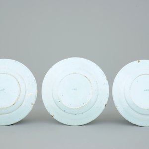 Een set van drie blauw-witte Delftse maandborden, 18e eeuw — foto 2