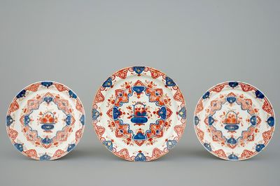 Een set van drie borden in Delft doré met een bloemenmand, 18e eeuw