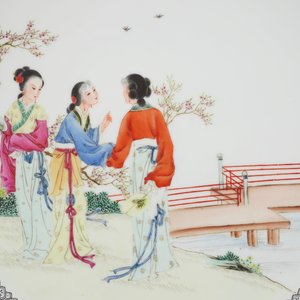 Een set van drie Chinese famille rose borden, Republiek, 20e eeuw — foto 3