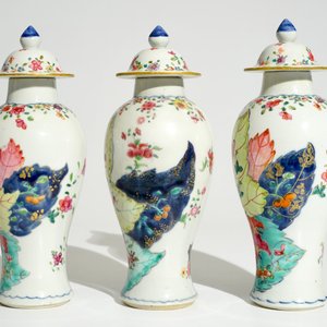 Een set van drie Chinese famille rose dekselvaasjes met decor van tabaksbladeren, Qianlong — foto 2