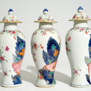 Een set van drie Chinese famille rose dekselvaasjes met decor van tabaksbladeren, Qianlong — foto 3