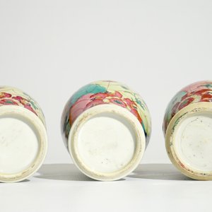 Een set van drie Chinese famille rose dekselvaasjes met decor van tabaksbladeren, Qianlong — foto 5