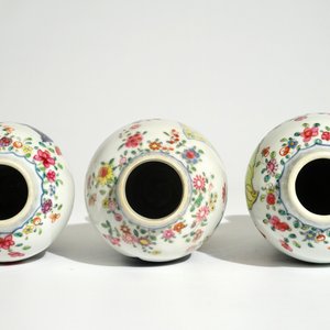 Een set van drie Chinese famille rose dekselvaasjes met decor van tabaksbladeren, Qianlong — foto 6