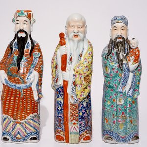 Een set van drie Chinese famille rose figuren van onsterfelijken, 19/20e eeuw — foto 2