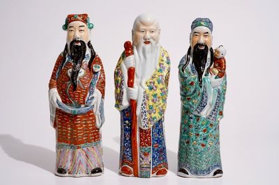 Een set van drie Chinese famille rose figuren van onsterfelijken, 19/20e eeuw