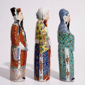 Een set van drie Chinese famille rose figuren van onsterfelijken, 19/20e eeuw — foto 2