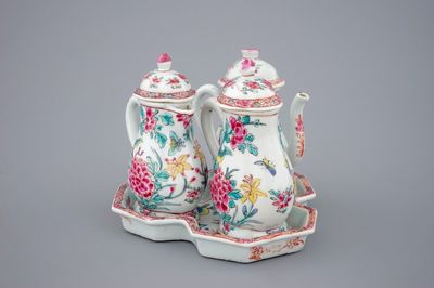 Een set van drie Chinese famille rose kannetjes op presentoir met floraal decor, Yongzheng, 1723-1735