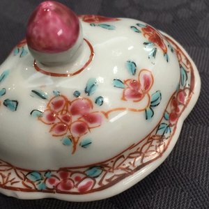Een set van drie Chinese famille rose kannetjes op presentoir met floraal decor, Yongzheng, 1723-1735 — foto 15