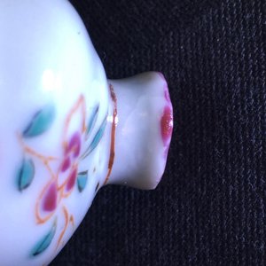 Een set van drie Chinese famille rose kannetjes op presentoir met floraal decor, Yongzheng, 1723-1735 — foto 17
