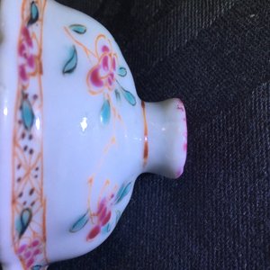 Een set van drie Chinese famille rose kannetjes op presentoir met floraal decor, Yongzheng, 1723-1735 — foto 18