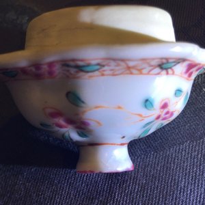 Een set van drie Chinese famille rose kannetjes op presentoir met floraal decor, Yongzheng, 1723-1735 — foto 19