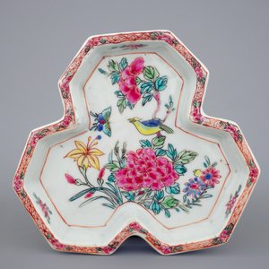 Een set van drie Chinese famille rose kannetjes op presentoir met floraal decor, Yongzheng, 1723-1735 — foto 2