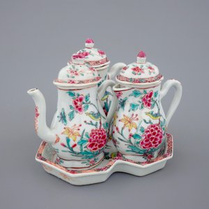 Een set van drie Chinese famille rose kannetjes op presentoir met floraal decor, Yongzheng, 1723-1735 — foto 4
