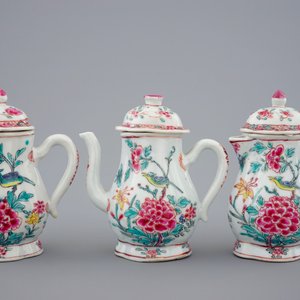 Een set van drie Chinese famille rose kannetjes op presentoir met floraal decor, Yongzheng, 1723-1735 — foto 5