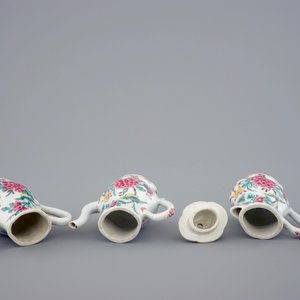 Een set van drie Chinese famille rose kannetjes op presentoir met floraal decor, Yongzheng, 1723-1735 — foto 9