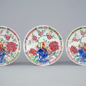 Een set van drie Chinese famille rose kop en schotels met vogels en bloemen, Yongzheng/Qianlong — foto 2