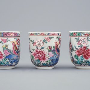 Een set van drie Chinese famille rose kop en schotels met vogels en bloemen, Yongzheng/Qianlong — foto 4