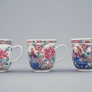 Een set van drie Chinese famille rose kop en schotels met vogels en bloemen, Yongzheng/Qianlong — foto 5