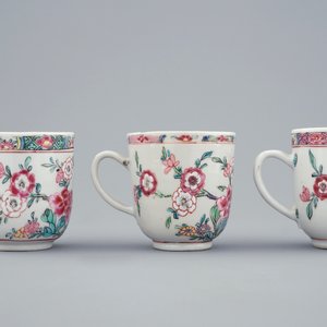 Een set van drie Chinese famille rose kop en schotels met vogels en bloemen, Yongzheng/Qianlong — foto 7
