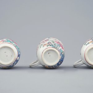 Een set van drie Chinese famille rose kop en schotels met vogels en bloemen, Yongzheng/Qianlong — foto 9
