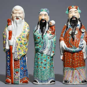 Een set van drie Chinese famille rose onsterfelijken, 19/20e eeuw — foto 2